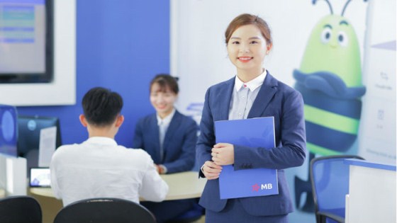 Ngân hàng đầu tiên tặng bảo hiểm Corona cho chủ thẻ tín dụng mới